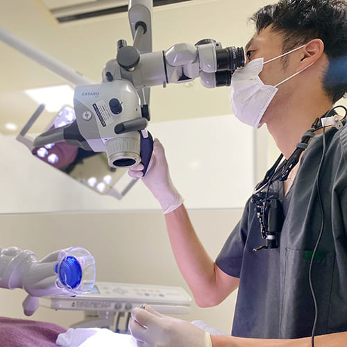 マイクロスコープを使用した根管治療